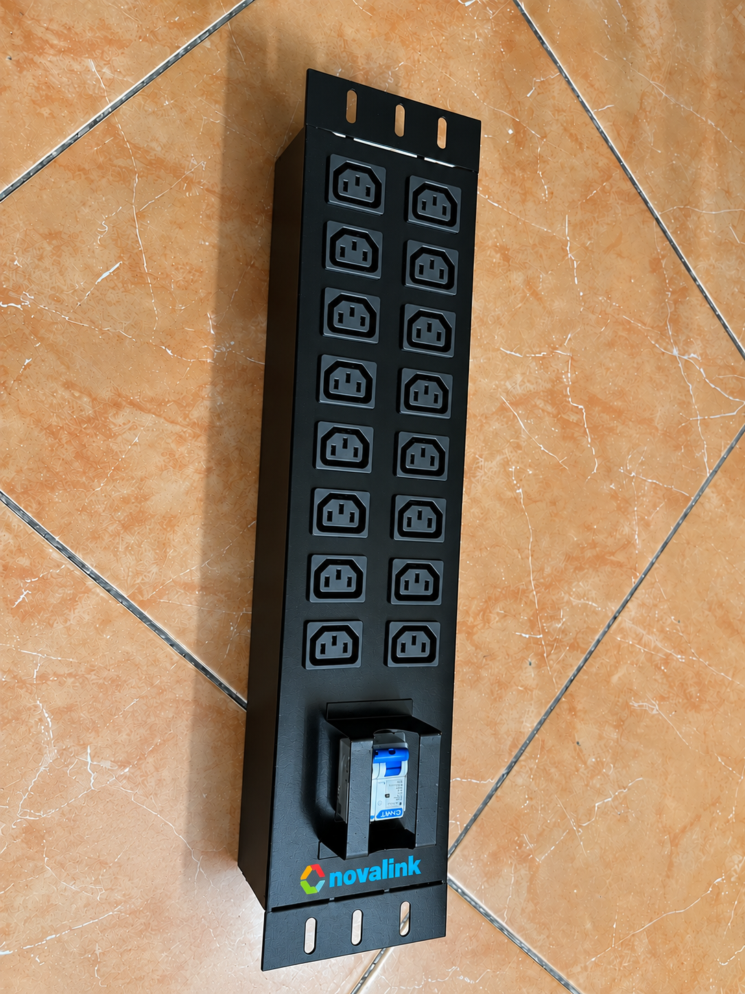 Thanh nguồn PDU 16 ổ cắm C13 Novalink NV-66217A 220V 32A cho tủ Rack